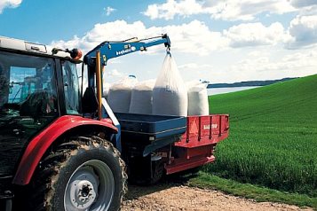 Tractor unloading big bags
